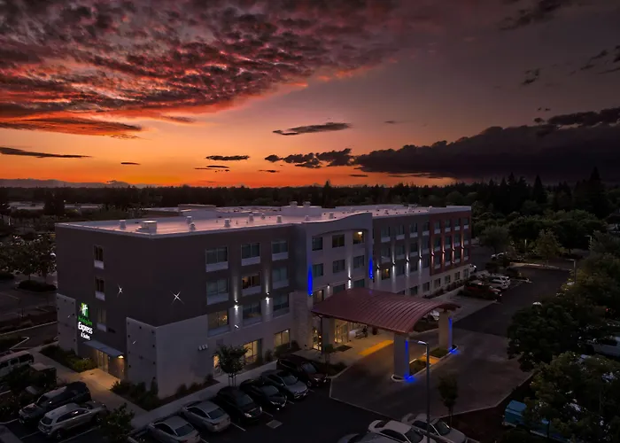 Holiday Inn Express & Suites Chico By Ihg